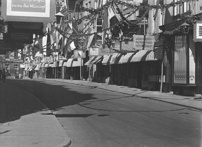 109529 Gezicht in het versierde Oudkerkhof te Utrecht, onderdeel van de festiviteiten bij het 60e lustrum (300-jarig ...